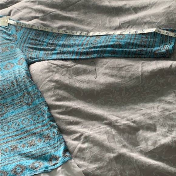 🔥3/$10 Isela blue and black XL light sweater - Picture 6 of 9